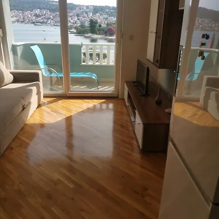 Apartment Croatika On The Beach Trogir Exterior photo